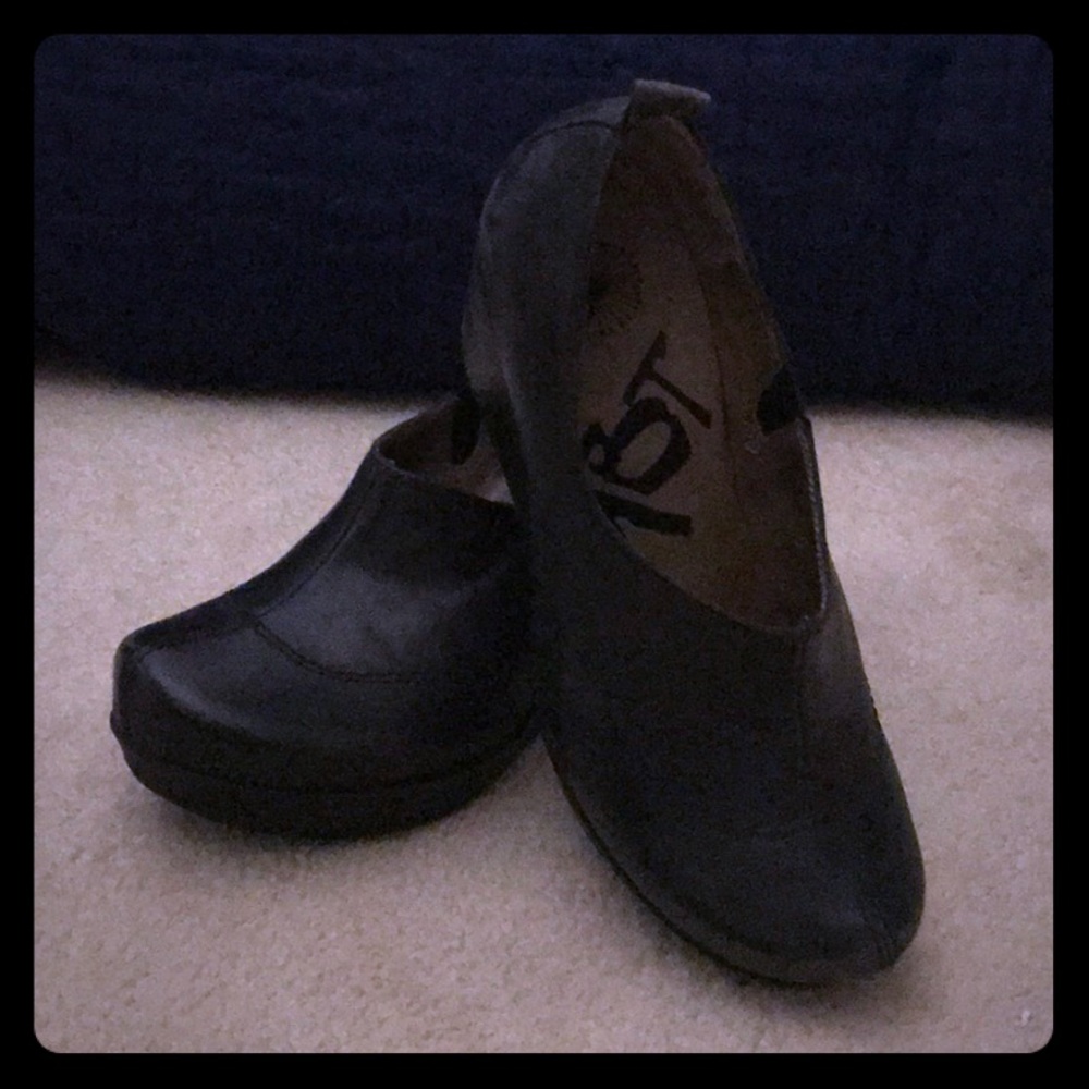 Black wedges for winter